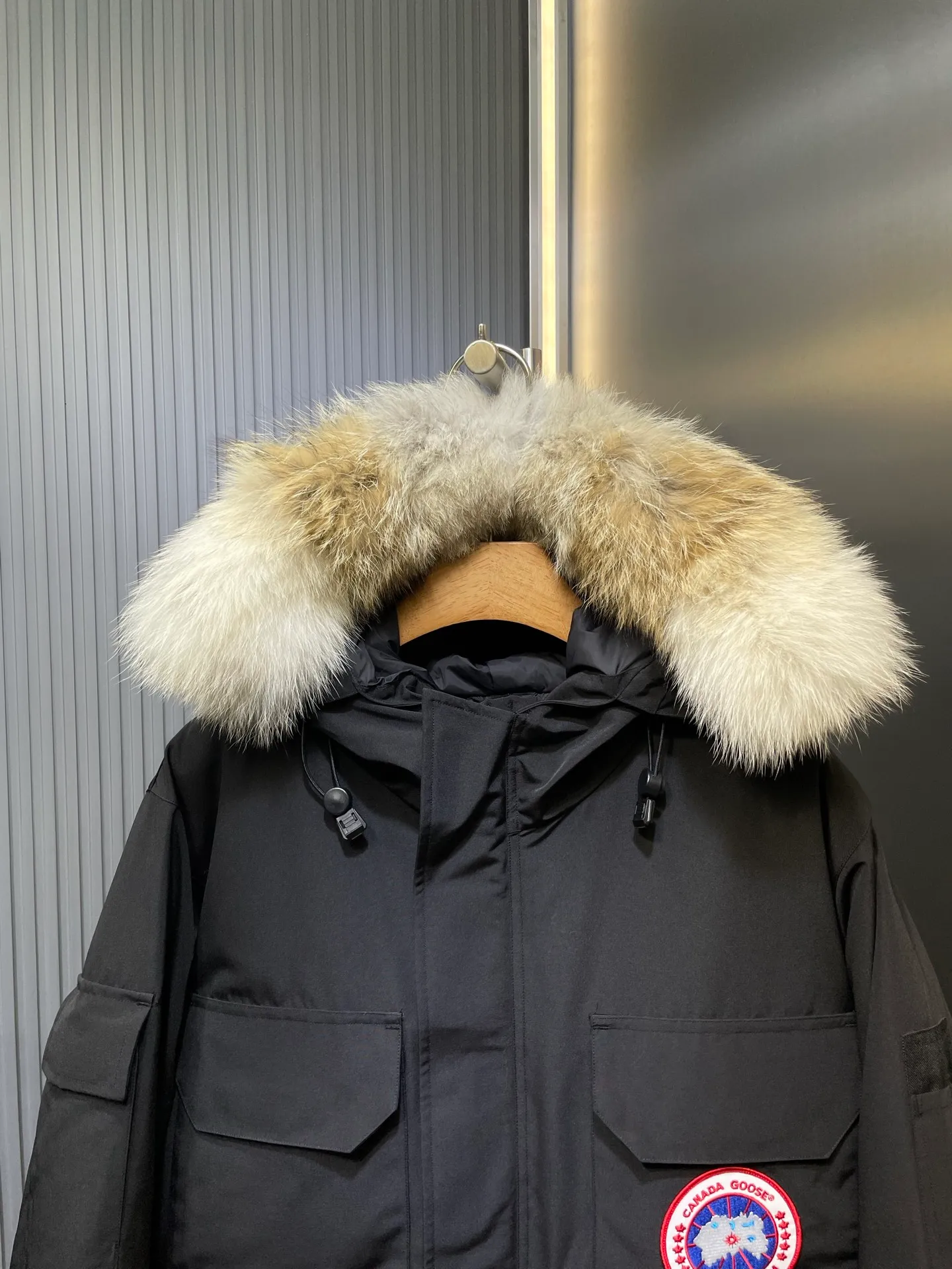 P910 special version 🌟 🇨🇦CANADA GOOES 24 new models 08 models/couple models Factory direct supply: supplying global purchasing agents, micro-business, entities, Tmall, high-end stalls and studio cooperation, free shipping! Canada Goose Expedition Parka 2008 is the same style for men and women. It is mid-length and the most timeless classic. All Arctic and Antarctic scientific expedition teams choose Canada Goose as their cold-proof equipment. It is the Rolls-Royce of down jackets. ➖ Industry-leading anti-counterfeiting chip sensing. ➖ Imported Behringer embroidery machines and customized embroidery labels, the highest level and industry leading. ➖ Imported Korean 21-count polyester-cotton blended original fabric, TC85 waterproof coated fabric, water-repellent, windproof and wear-resistant. ➖ The new national standard 80 white duck down is filled with an average of 520 grams of down. The amount of down filled is industry-leading. ➖ 100% nylon lining with double double-layer sealing design to prevent velvet running, and seamless thread design on the cuffs! ➖ Western Canadian Green Wolf Collar. ➖ Yoshida YKK provides original factory-customized electroplated sliders. YKK two-way lockable zippers are tight and smooth and do not peel off paint. ➖ 3M composite Velcro is durable and the accessories and hardware are all custom-made. Note: Our copywriting is only simple and clear. Instead of bragging about the copywriting, it is better to compare and understand with samples. Only for the purest goose, the most dedicated, the most professional, the highest quality, the highest cost performance!  Size:XS-XXL